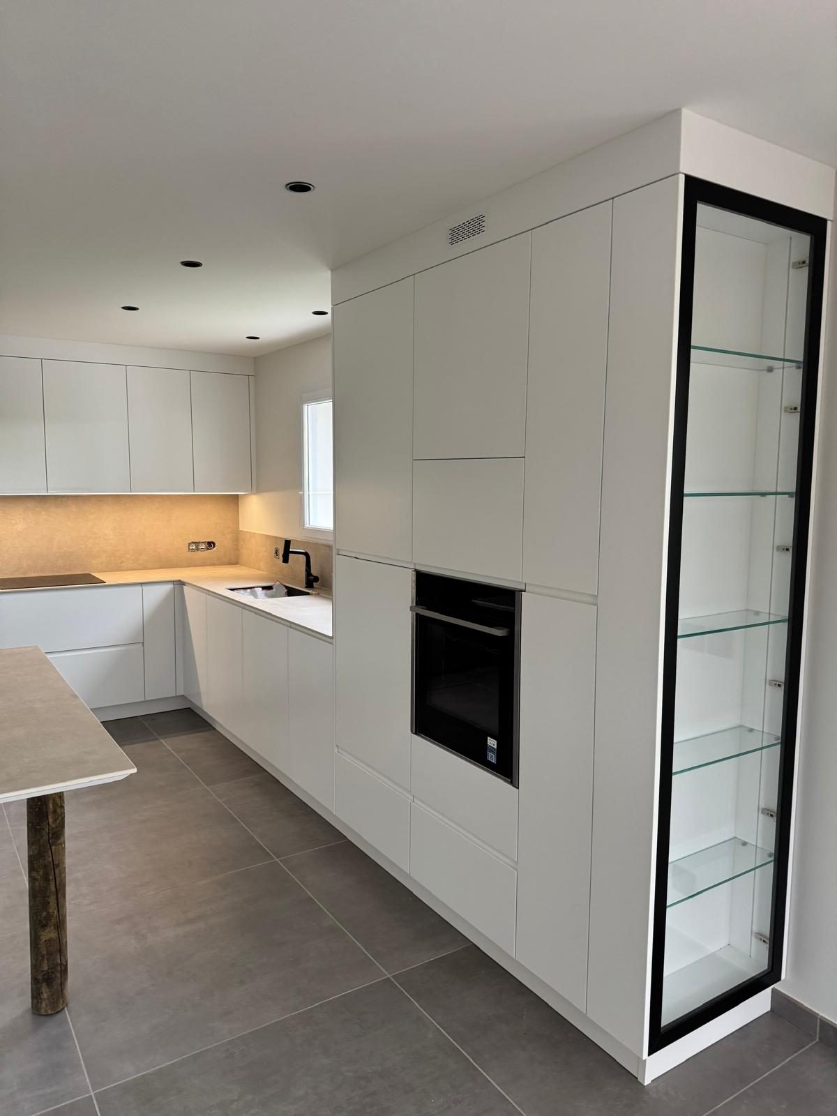 Cuisine laquée avec colonne vitrine noire, réalisation Trend Reno