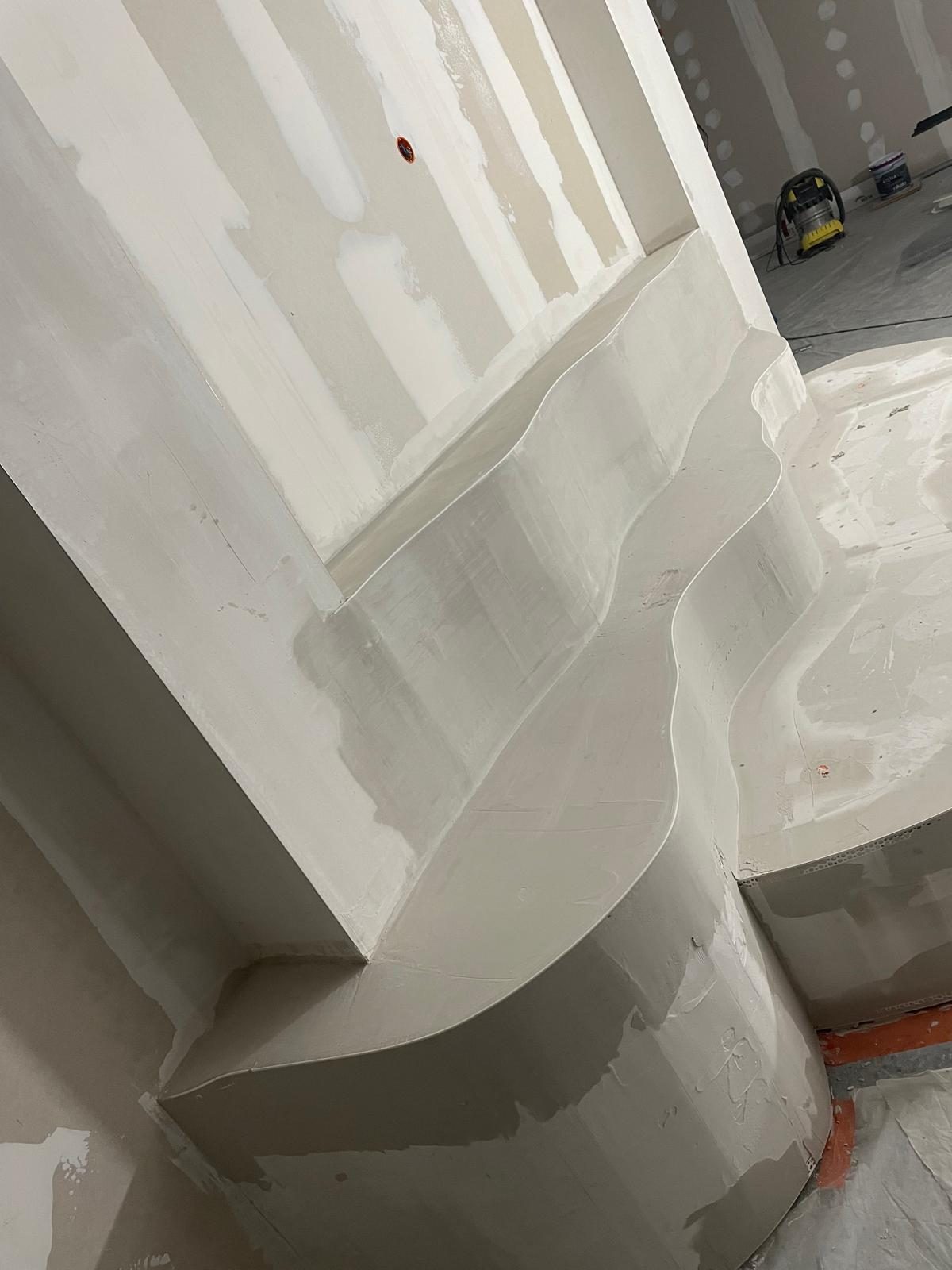 Arche en plâtrerie ouvrant sur une pièce voisine, réalisation Trend Reno