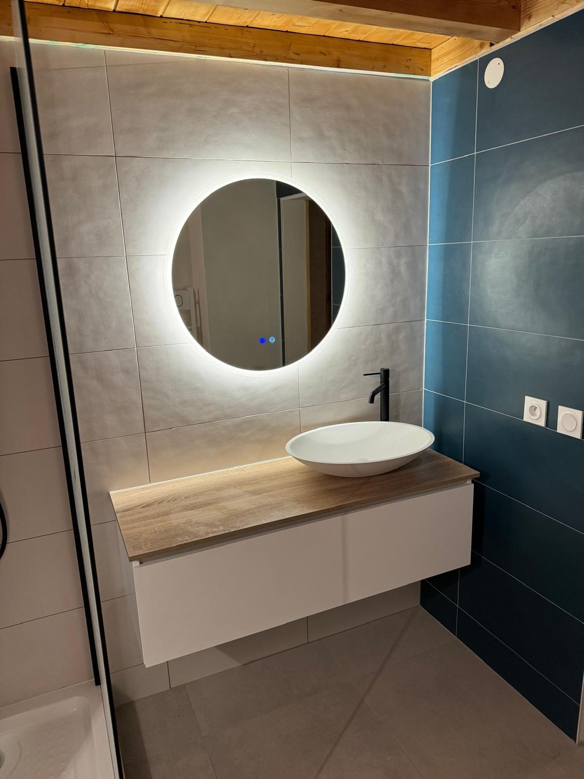 Salle de bain sous rampant en faïence bleu profond, réalisation Trend Reno