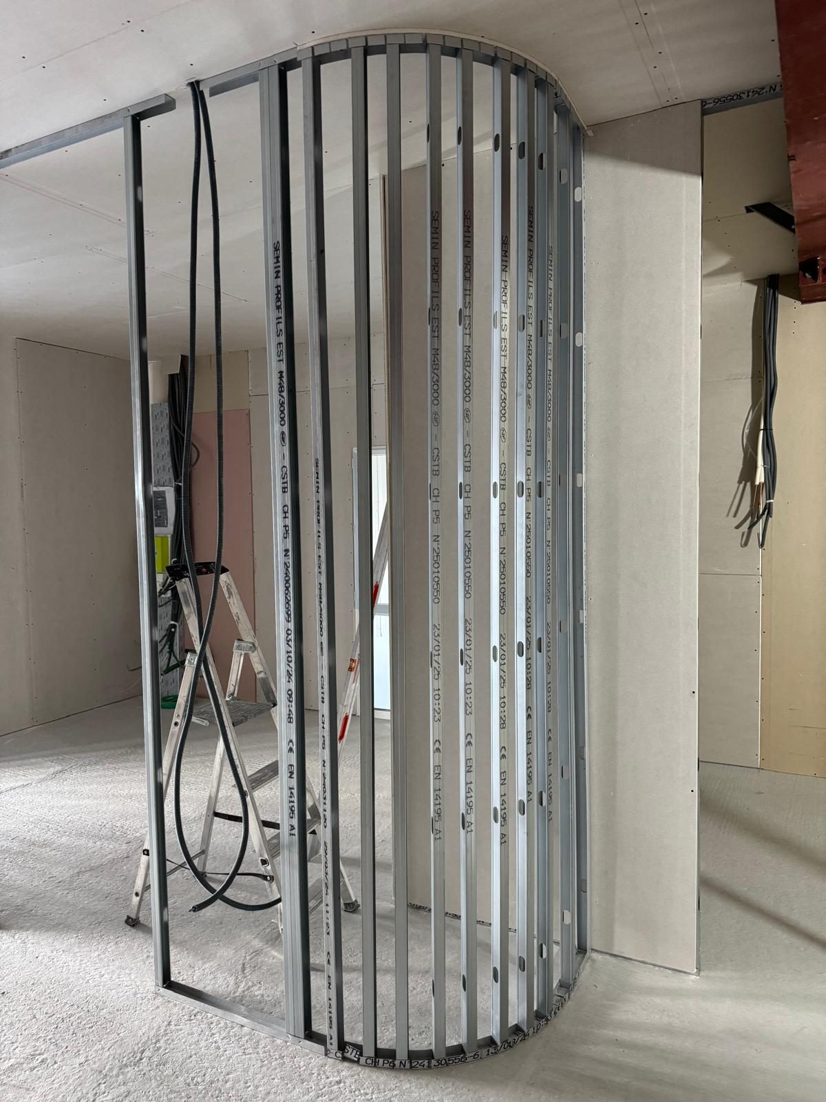 Ossature métallique cintrée d'un claustra sur-mesure, réalisation Trend Reno