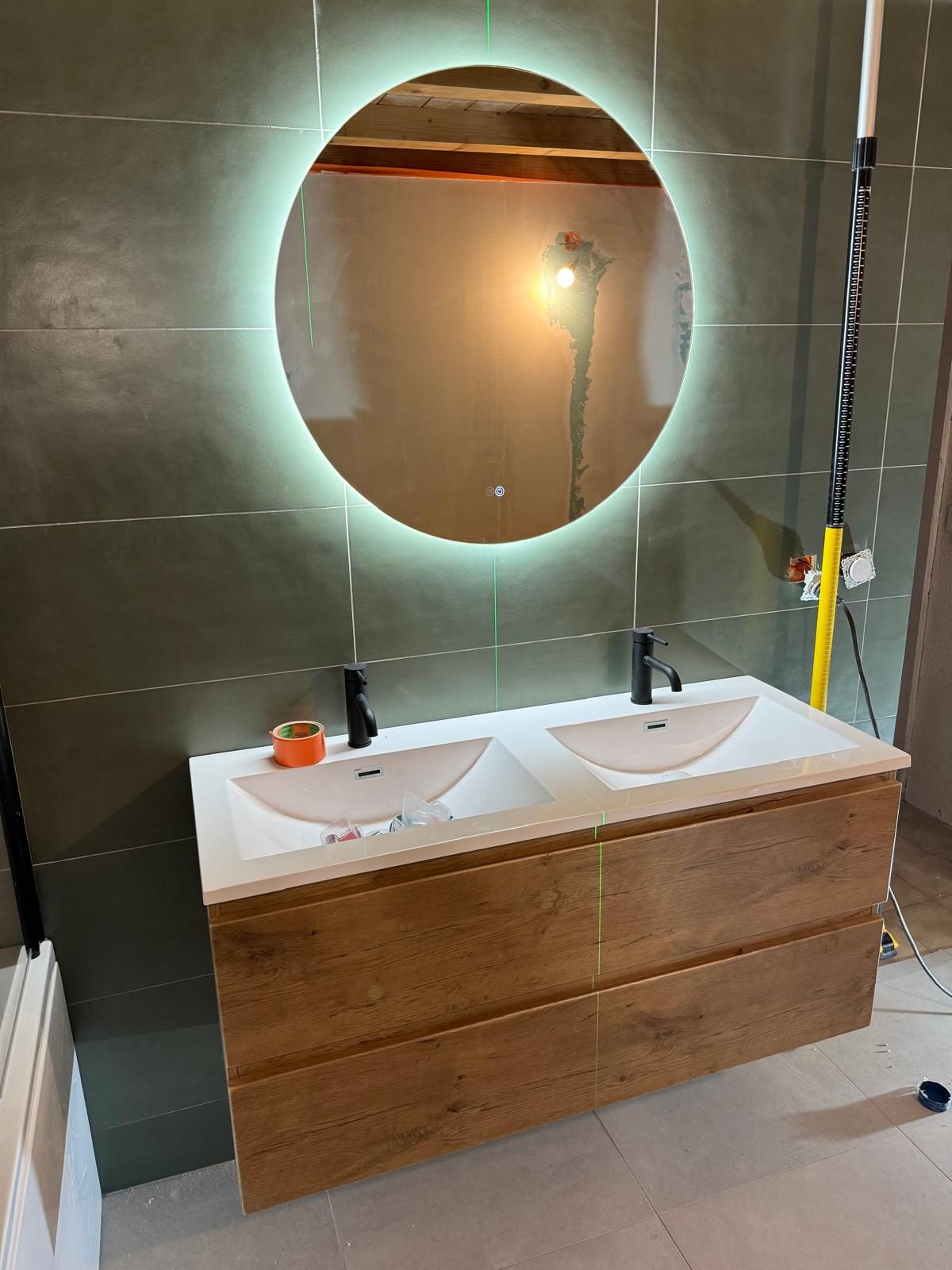 Salle de bain avec meuble bois et miroir rétroéclairé, réalisation Trend Reno