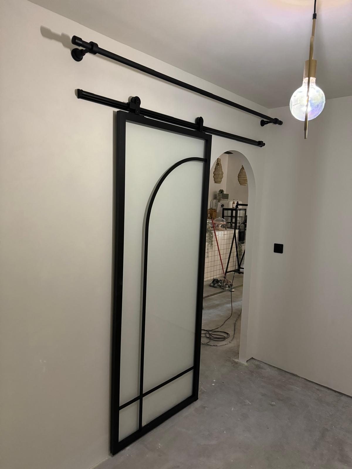 Porte coulissante vitrée à châssis métallique, réalisation Trend Reno