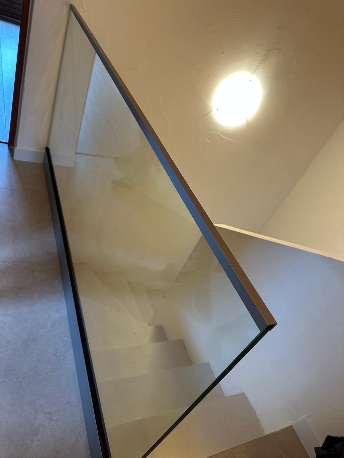 Escalier avec garde-corps en verre et main courante, réalisation Trend Reno