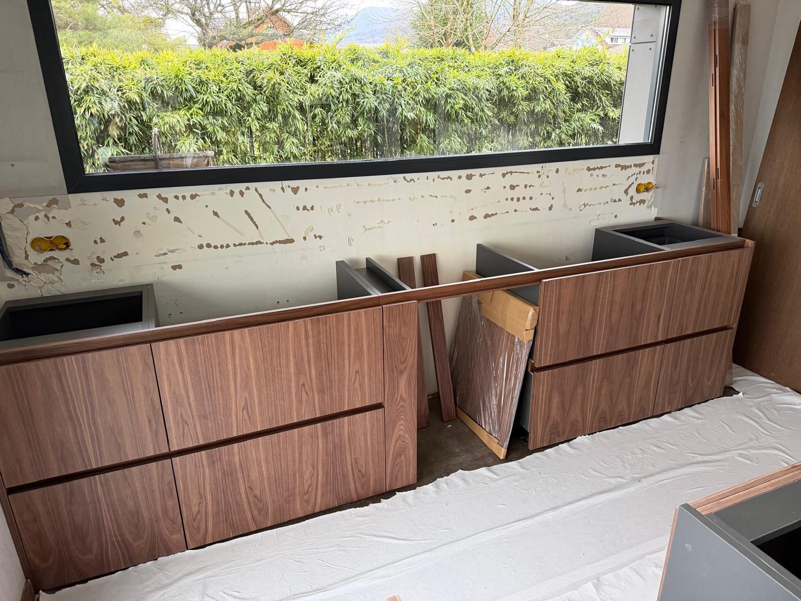 Long meuble vasque en noyer face au jardin, réalisation Trend Reno