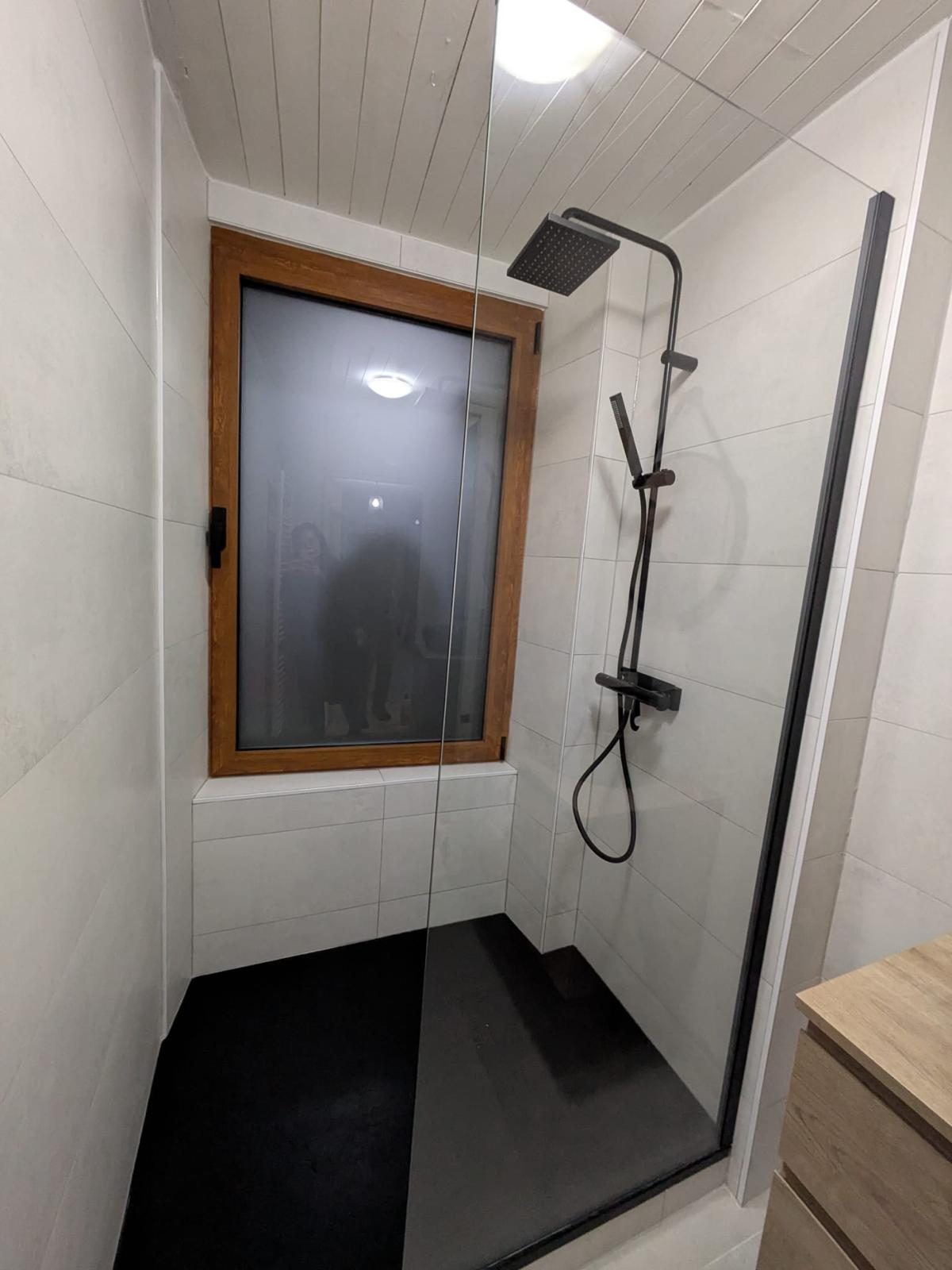 Vasque en pierre posée sur un meuble sur-mesure, réalisation Trend Reno