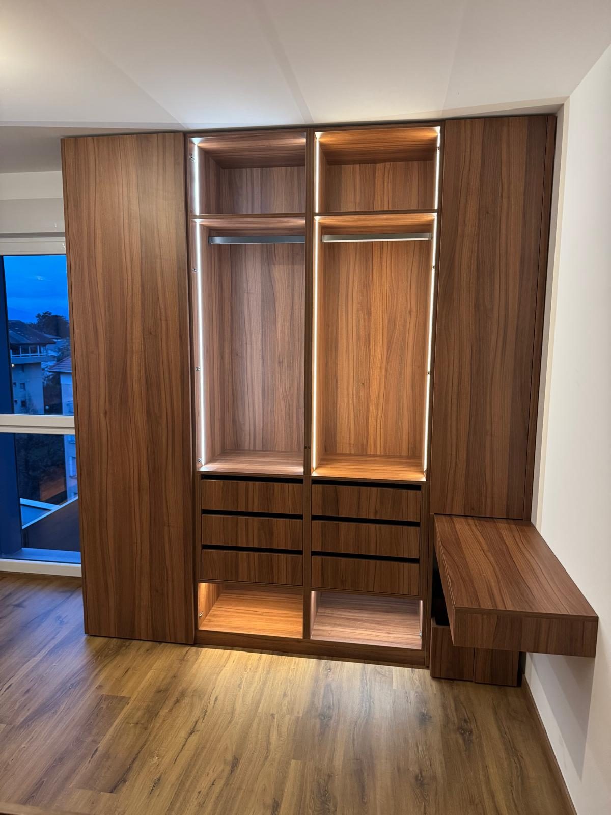 Dressing d'angle en noyer avec penderies ouvertes, réalisation Trend Reno