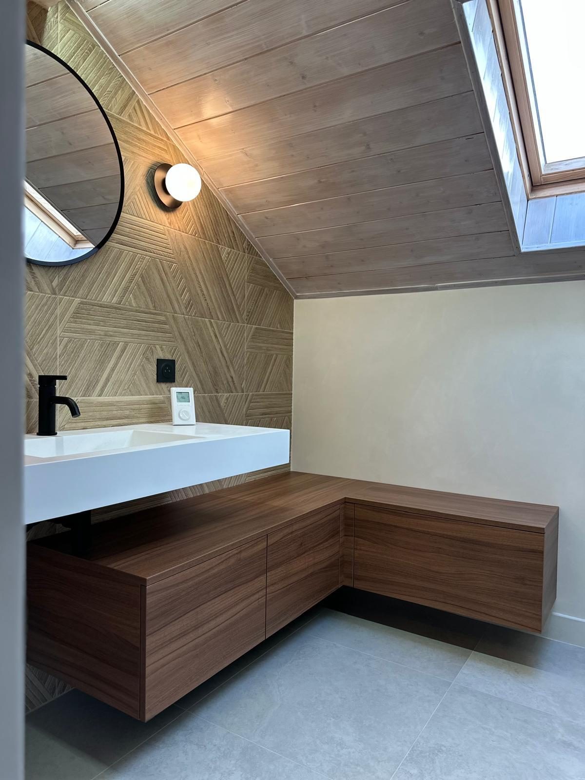 Baignoire d'angle et carrelage posé en chevron, réalisation Trend Reno